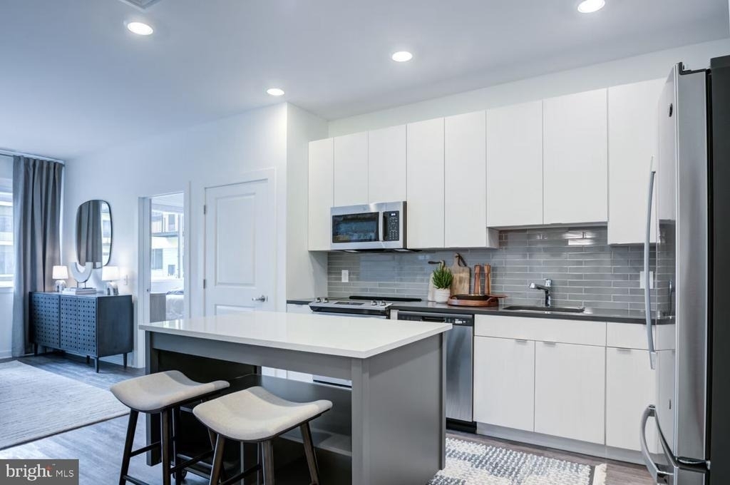 503-29 N Columbus Boulevard - Photo 2