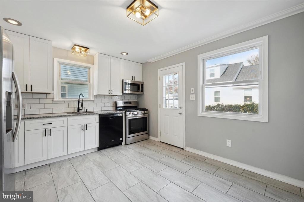 725 Mt Vernon Avenue - Photo 2
