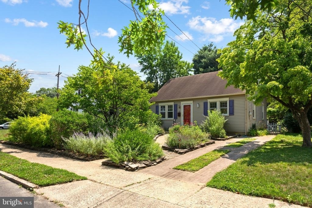112 Cambridge Avenue - Photo 0