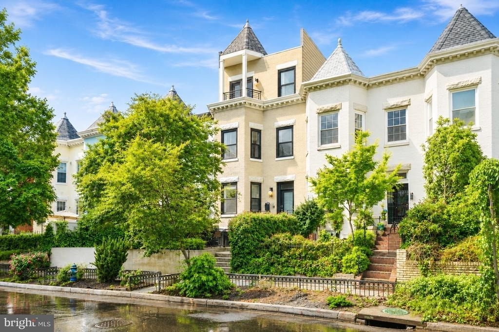 145 Adams Street Nw - Photo 0