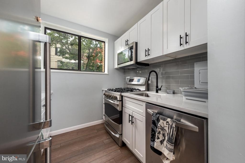 305 C Street Ne - Photo 9