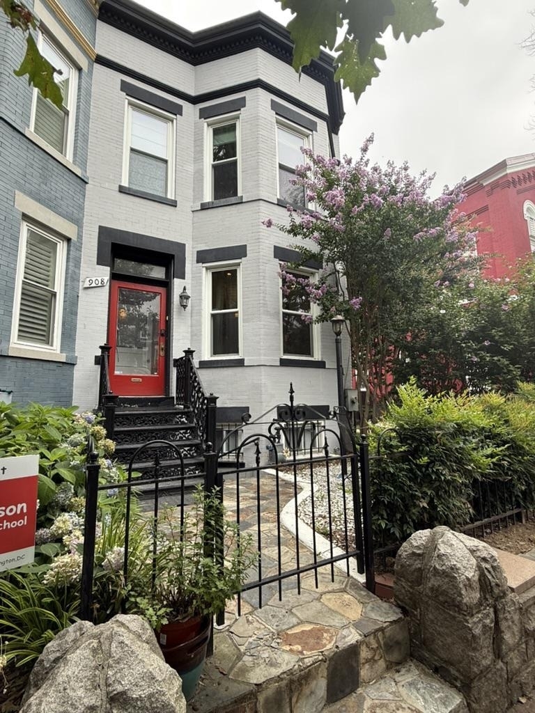 908 11th Street Ne - Photo 0