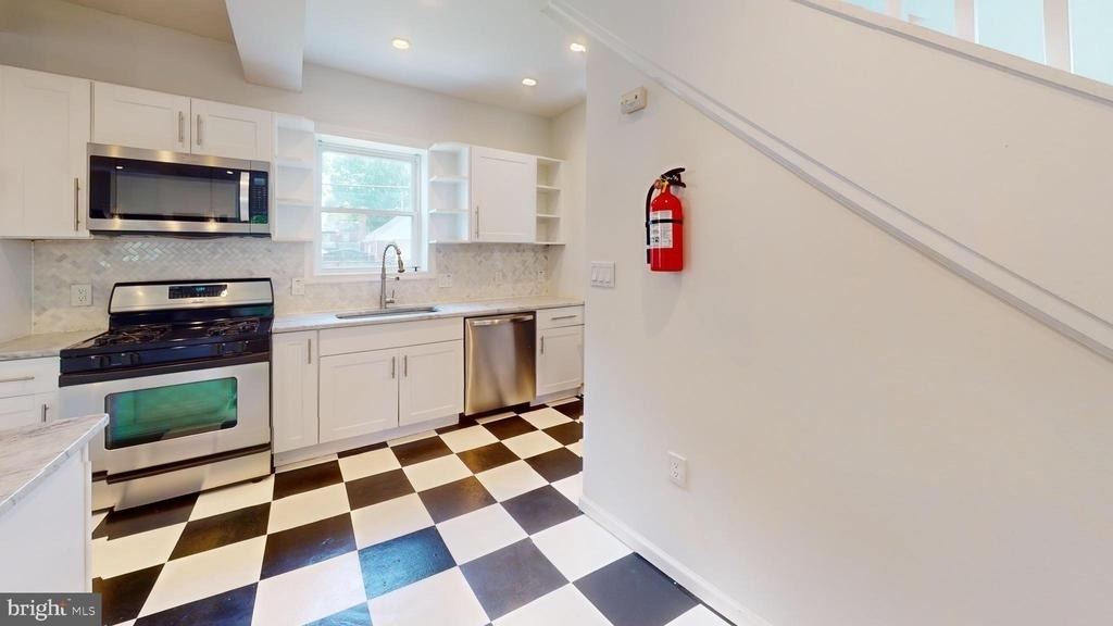 452 Oakwood Street Se - Photo 3