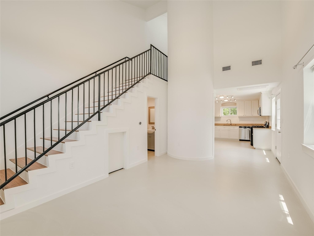 2200 Rosewood Ave - Photo 5