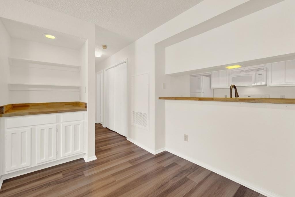 1202 Thorpe Ln - Photo 6