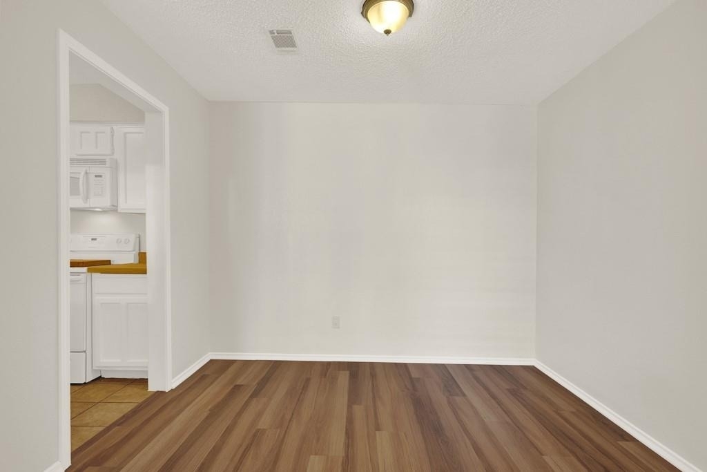 1202 Thorpe Ln - Photo 11