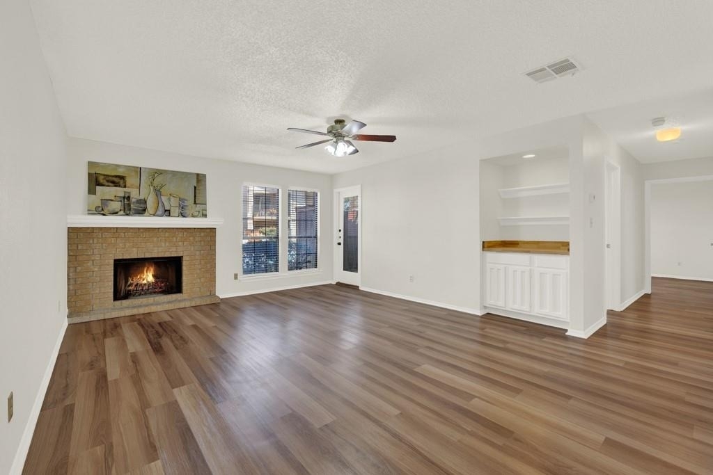 1202 Thorpe Ln - Photo 2