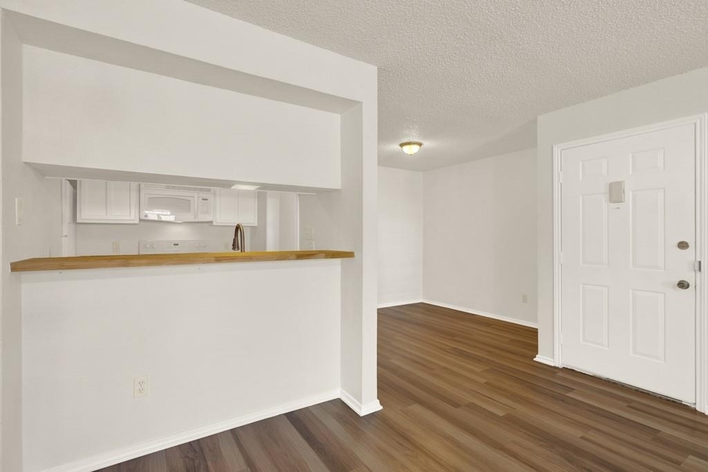 1202 Thorpe Ln - Photo 7