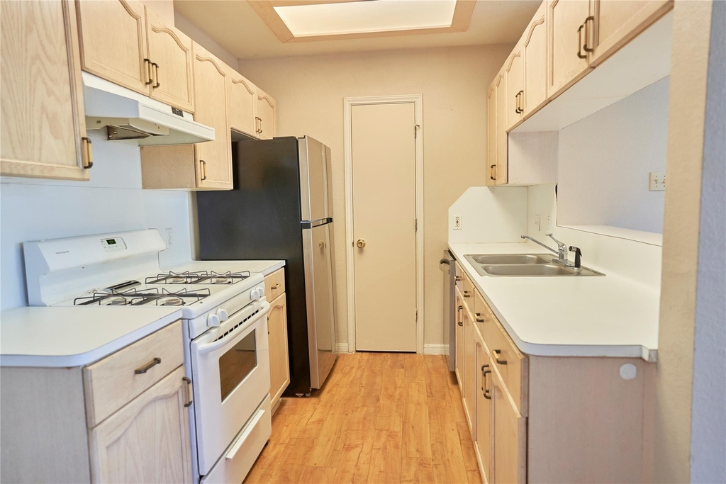 508 Gregory Ct - Photo 3