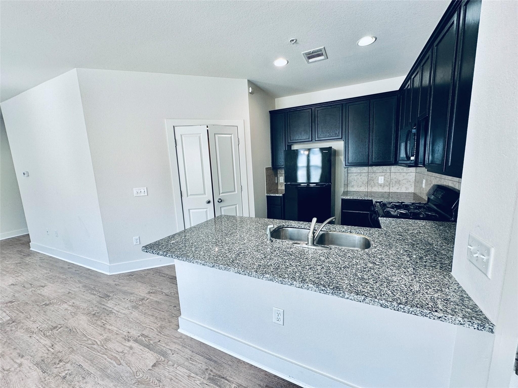 2216 Creekside Ln - Photo 0
