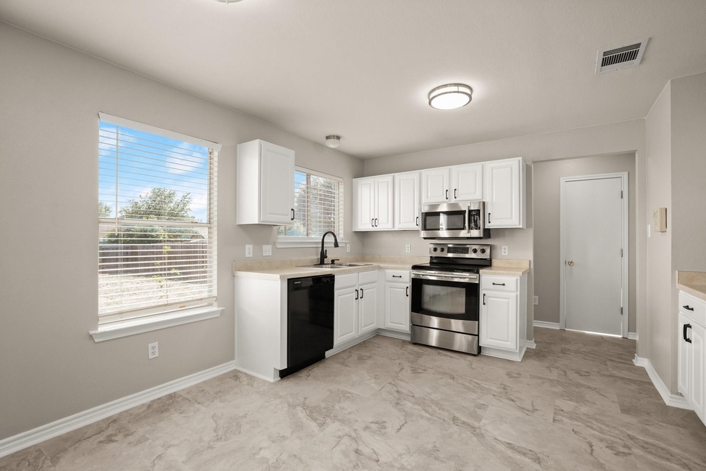 219 Brown St - Photo 8