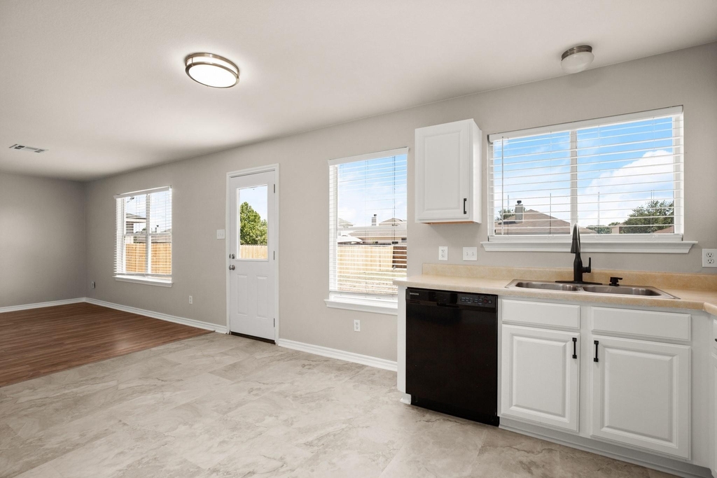219 Brown St - Photo 9