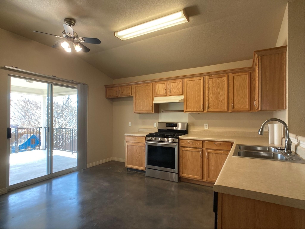 1009 Grey Castle Dr - Photo 5