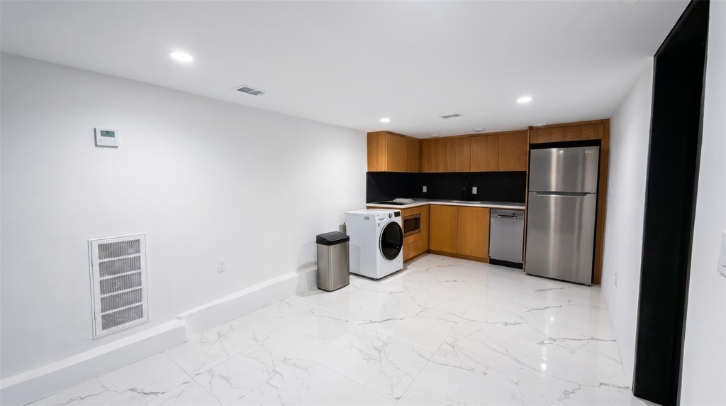 2416 E 10th St - Photo 3