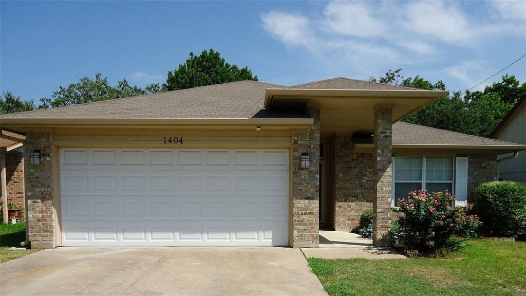 1404 Peachtree Valley Dr - Photo 0
