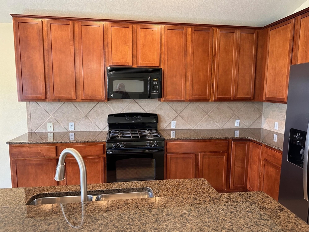 15008 Fernhill Dr - Photo 4