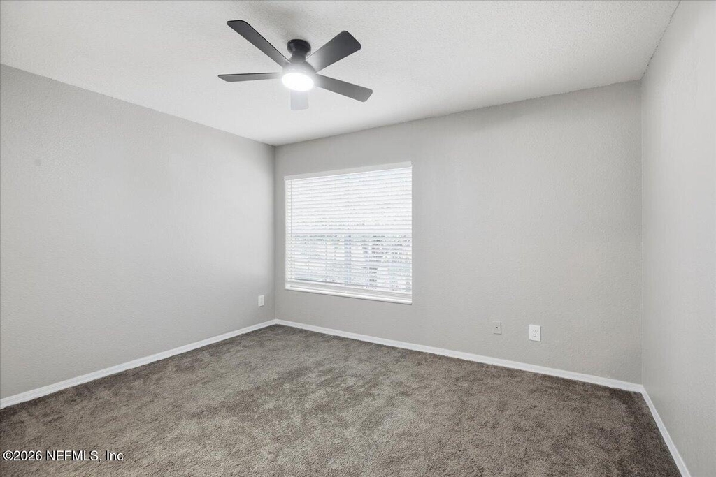 13700 Richmond Park Drive N - Photo 8