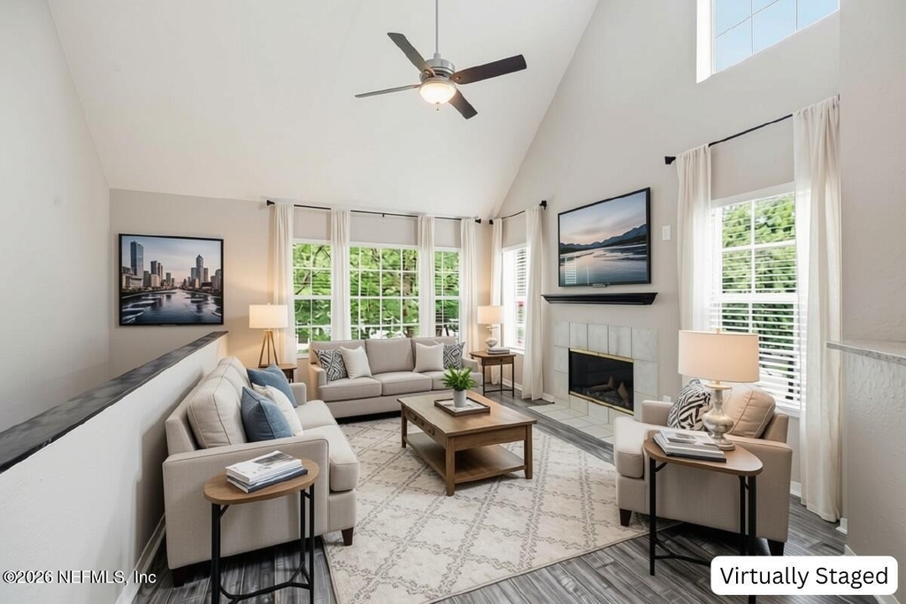 13700 Richmond Park Drive N - Photo 2