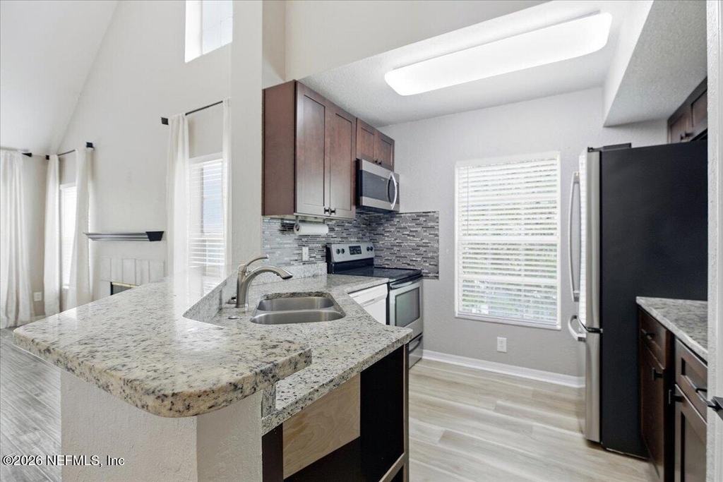 13700 Richmond Park Drive N - Photo 5