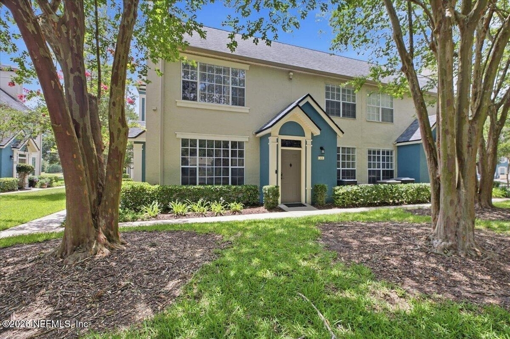13700 Richmond Park Drive N - Photo 0