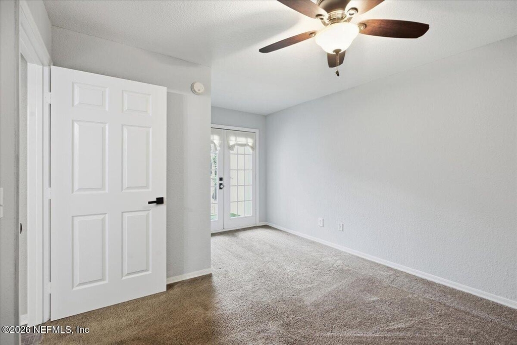 13700 Richmond Park Drive N - Photo 10