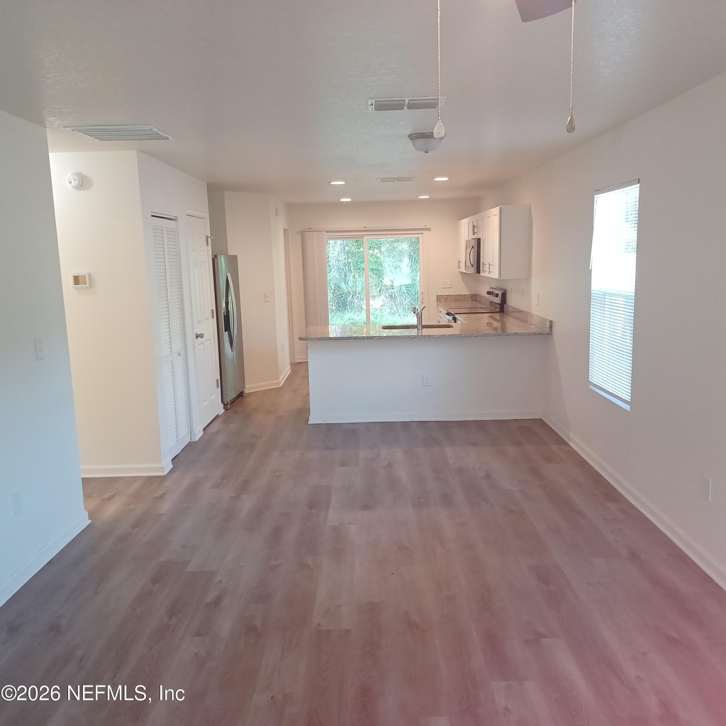 916 W 9th Street - Photo 1