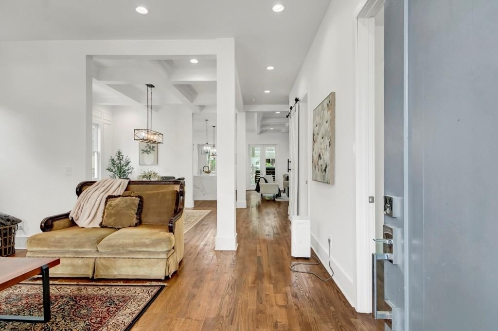 1442 Mercer Ave - Photo 2