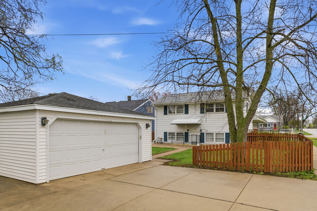 155 E Madison Street - Photo 3