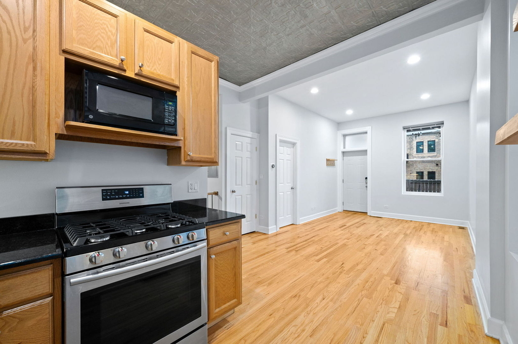 825 N Winchester Avenue - Photo 4