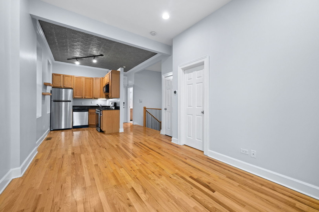 825 N Winchester Avenue - Photo 2