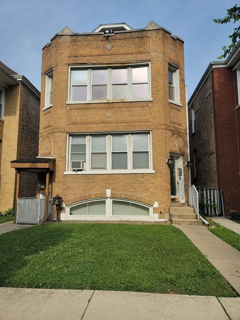 132 S Austin Boulevard - Photo 0