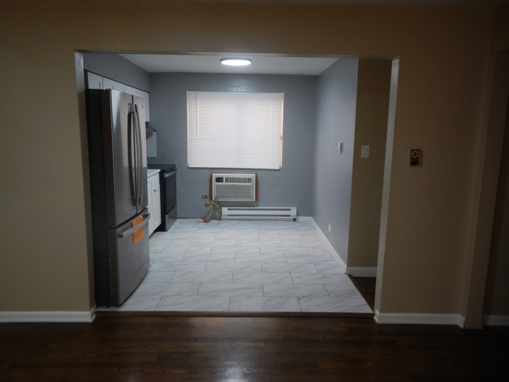 704 W 111th Street - Photo 4
