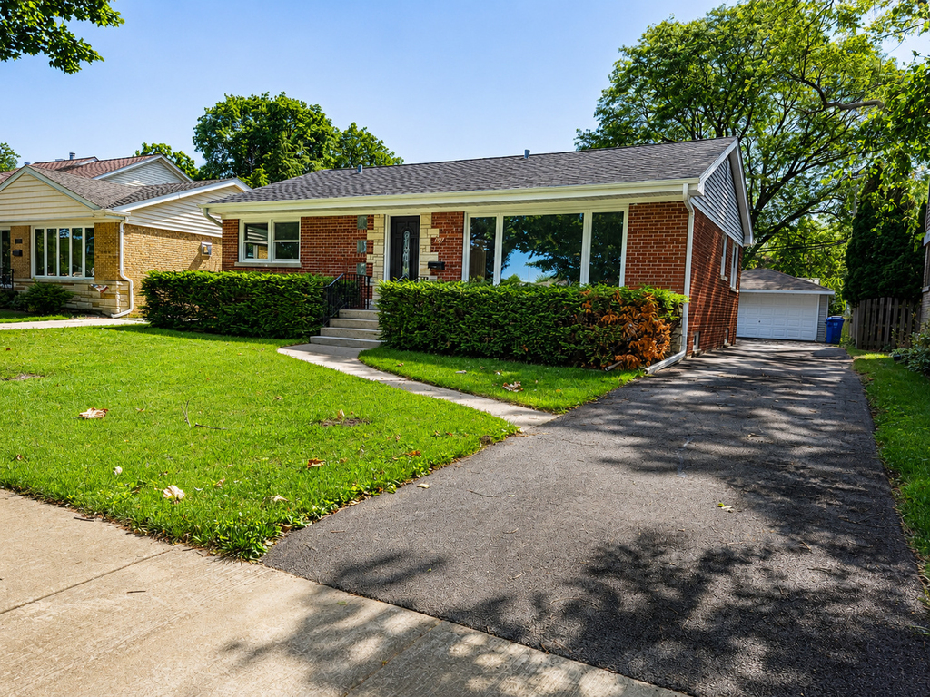 307 N Fairview Avenue N - Photo 1