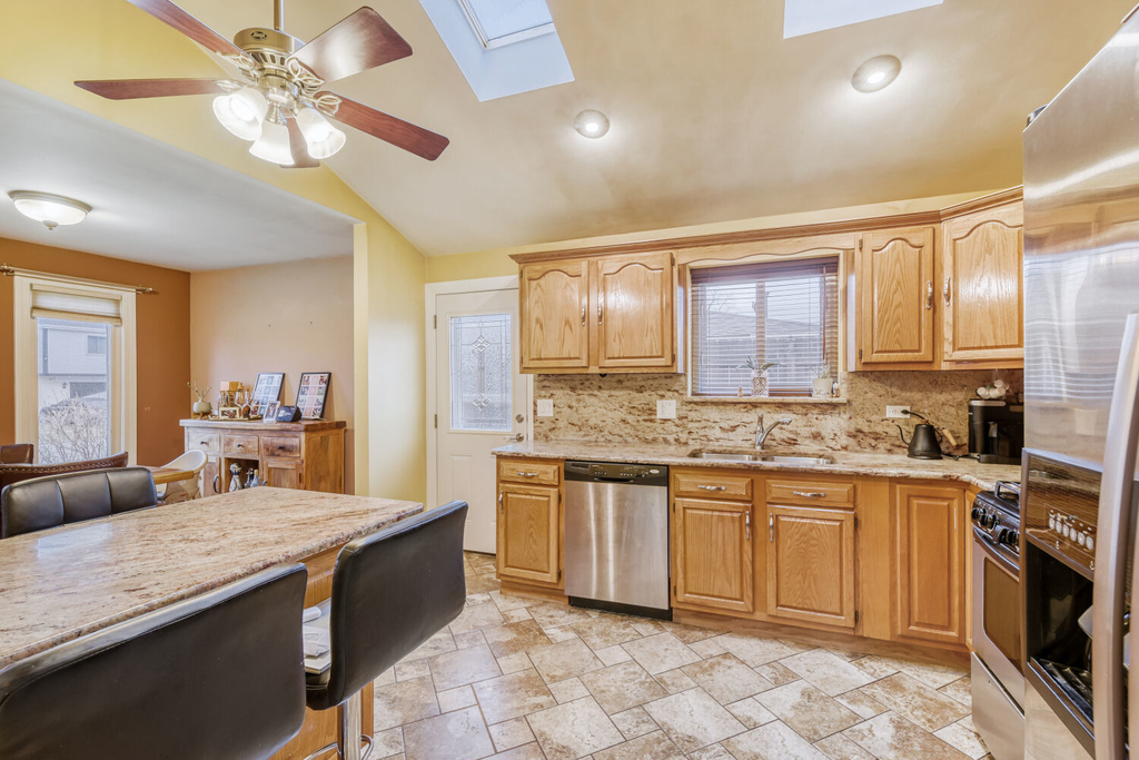 7642 W 92nd Place - Photo 5