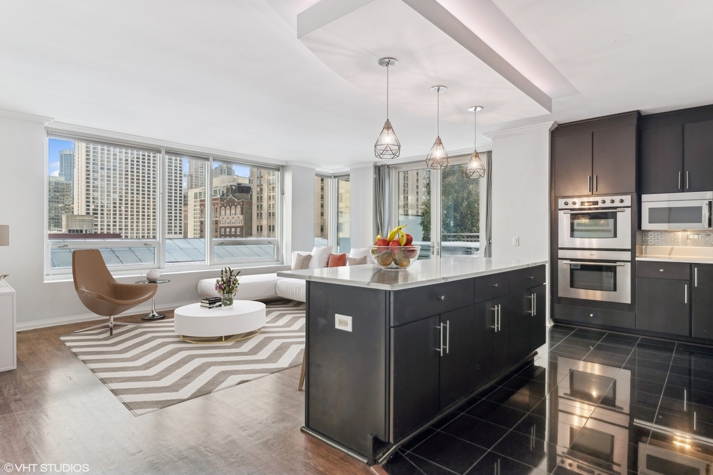 33 W Ontario Street - Photo 3