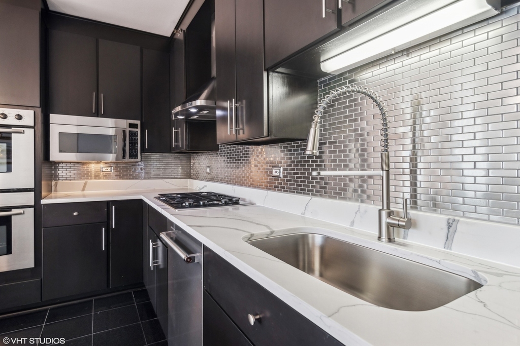 33 W Ontario Street - Photo 13