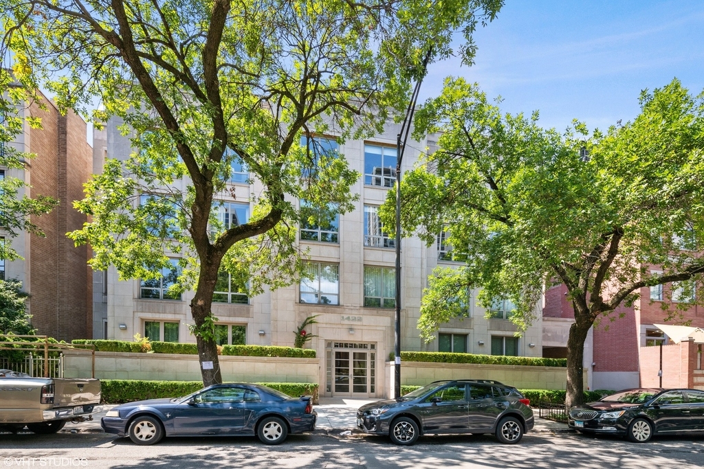 1422 N La Salle Drive - Photo 0