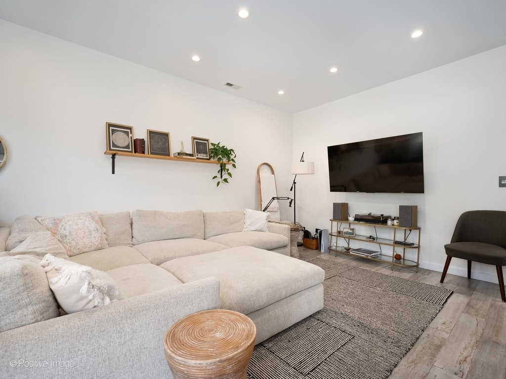 5746 N Washtenaw Avenue - Photo 2