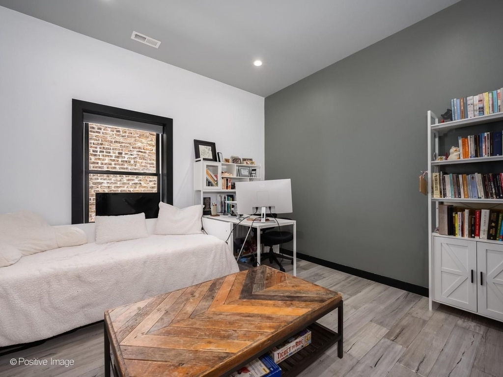 5746 N Washtenaw Avenue - Photo 11