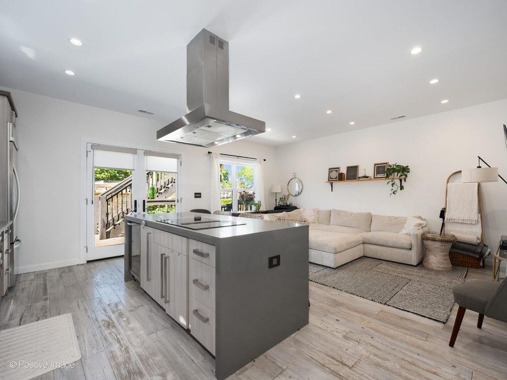5746 N Washtenaw Avenue - Photo 4