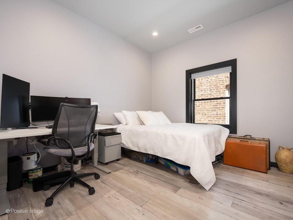 5746 N Washtenaw Avenue - Photo 10