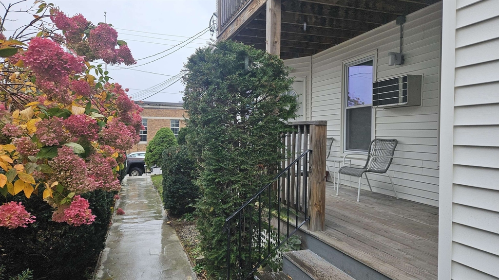 637 Harvard - Photo 2