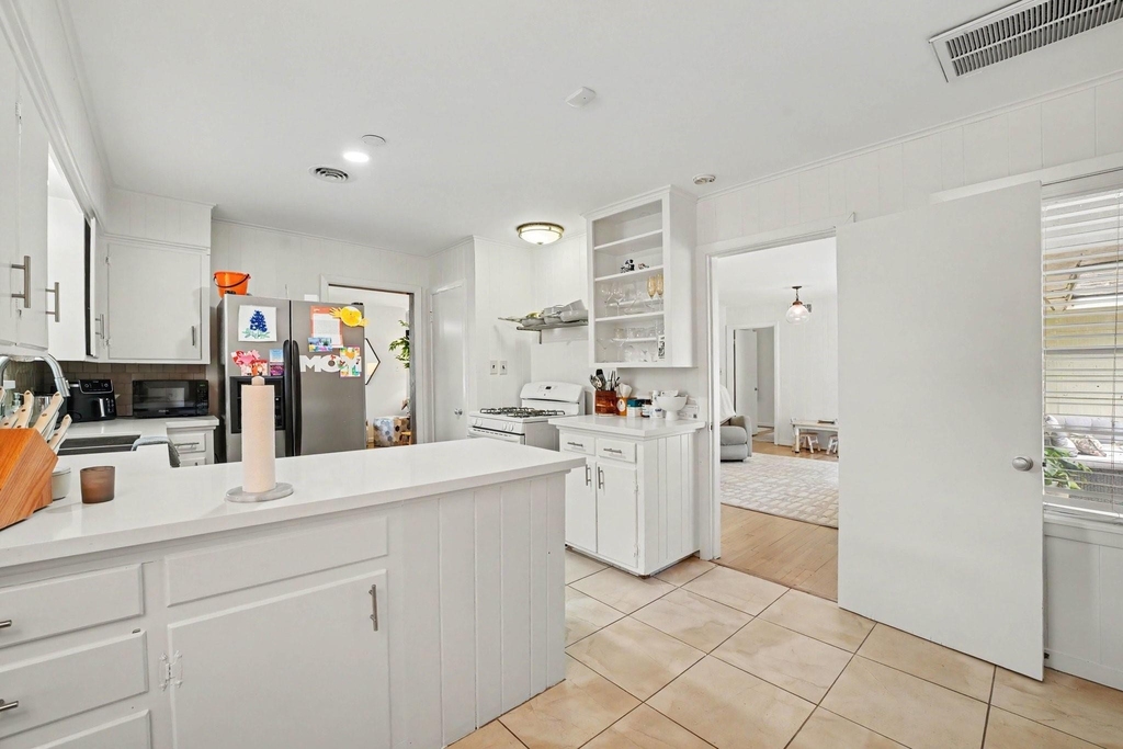 6267 Chevy Chase Drive - Photo 9