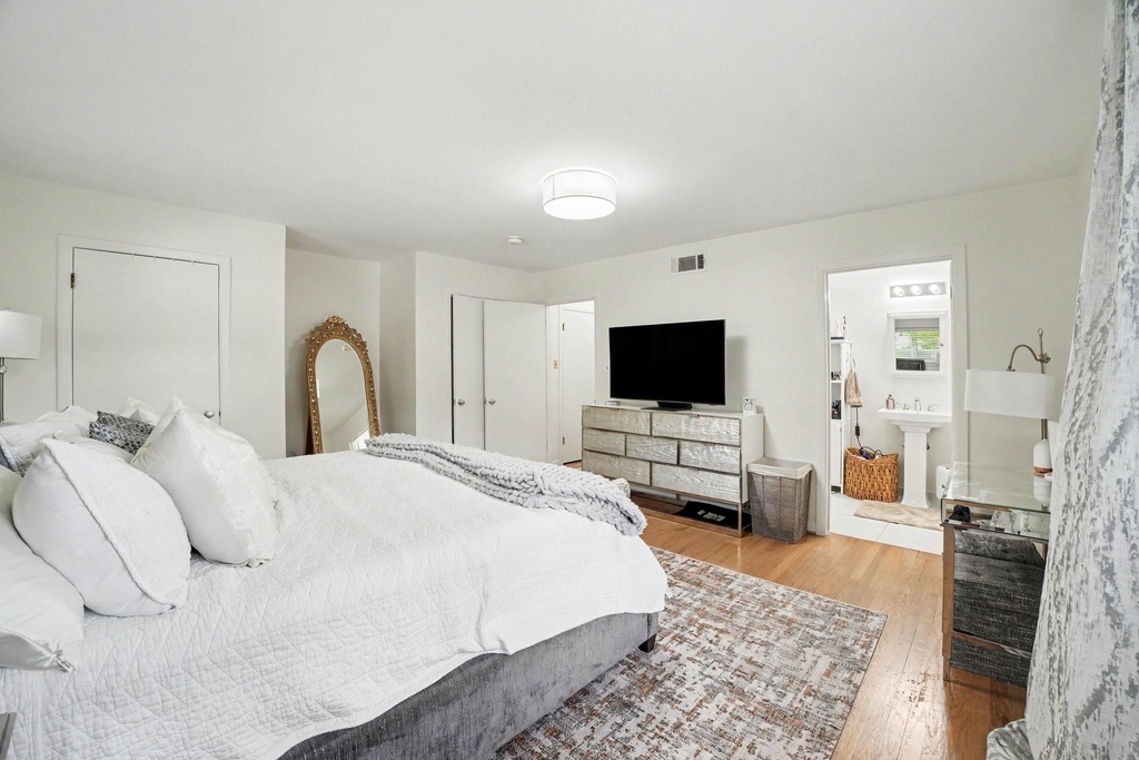 6267 Chevy Chase Drive - Photo 14