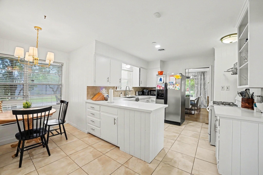 6267 Chevy Chase Drive - Photo 11