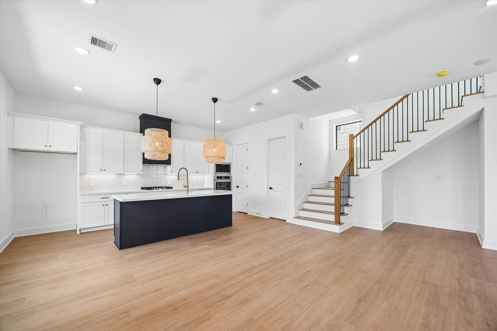 1325 W 22nd Street - Photo 3