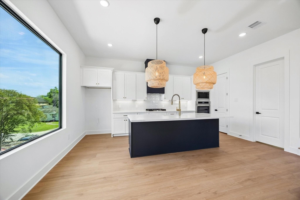 1325 W 22nd Street - Photo 5