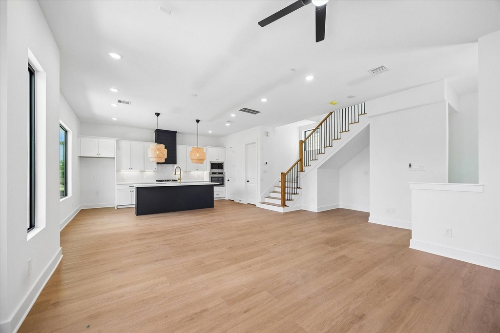 1325 W 22nd Street - Photo 2