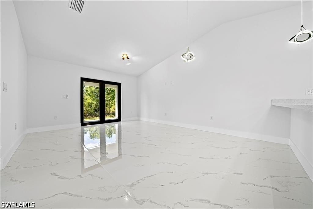 1010 Jaguar Boulevard - Photo 2