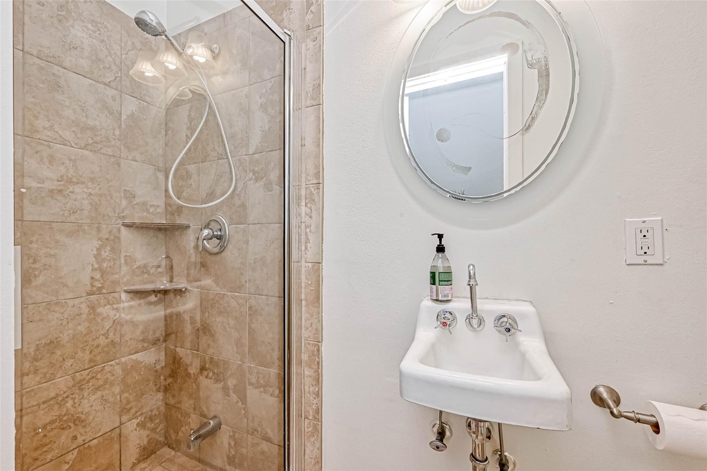 2112 Harold Street - Photo 13